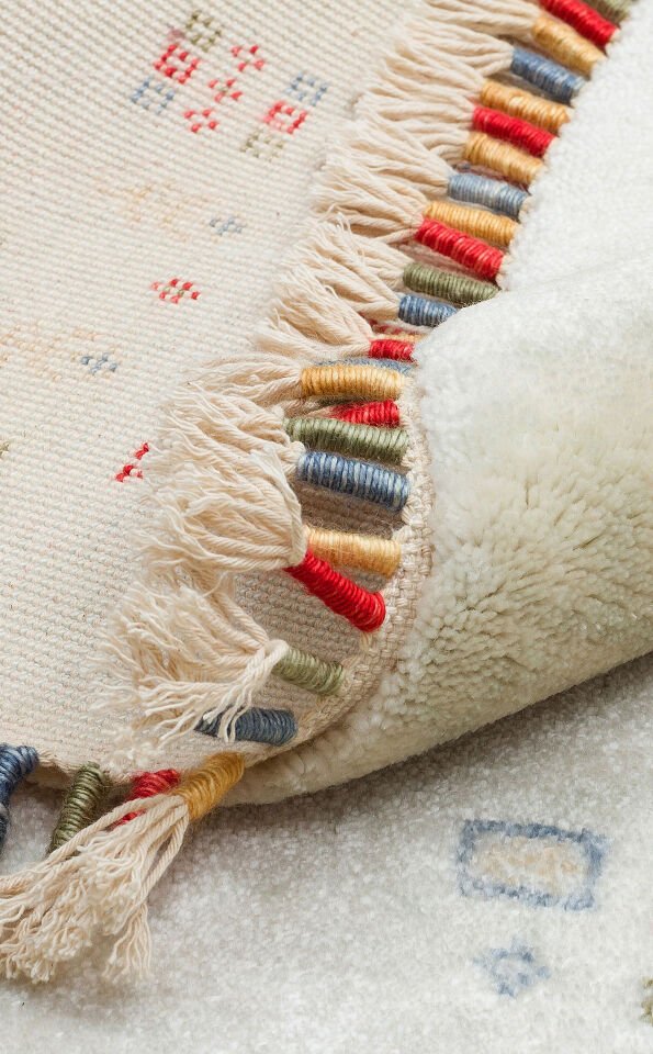 ZR 06 BEIGE Q Otantik Desenli Özel Hav Vermeyen ve Kolay Temizlenebilir Tensel Kullanılarak El Emeği ile Özel Tezgahlarda Üretilen Modern Uşak Halısı