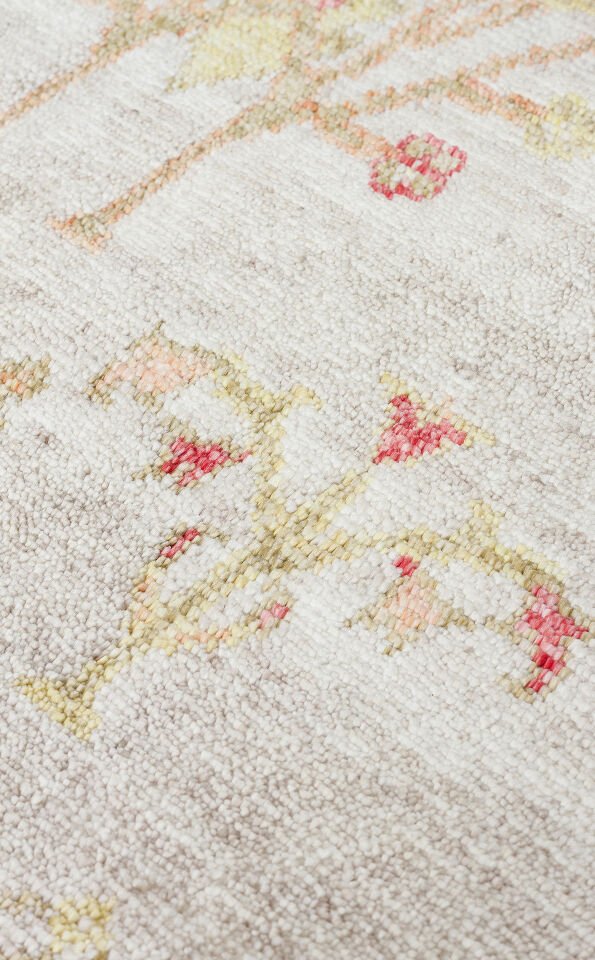 ZR 08 BEIGE AUTUMN Otantik Desenli Özel Hav Vermeyen ve Kolay Temizlenebilir Tensel Kullanılarak El Emeği ile Özel Tezgahlarda Üretilen Modern Uşak Halısı